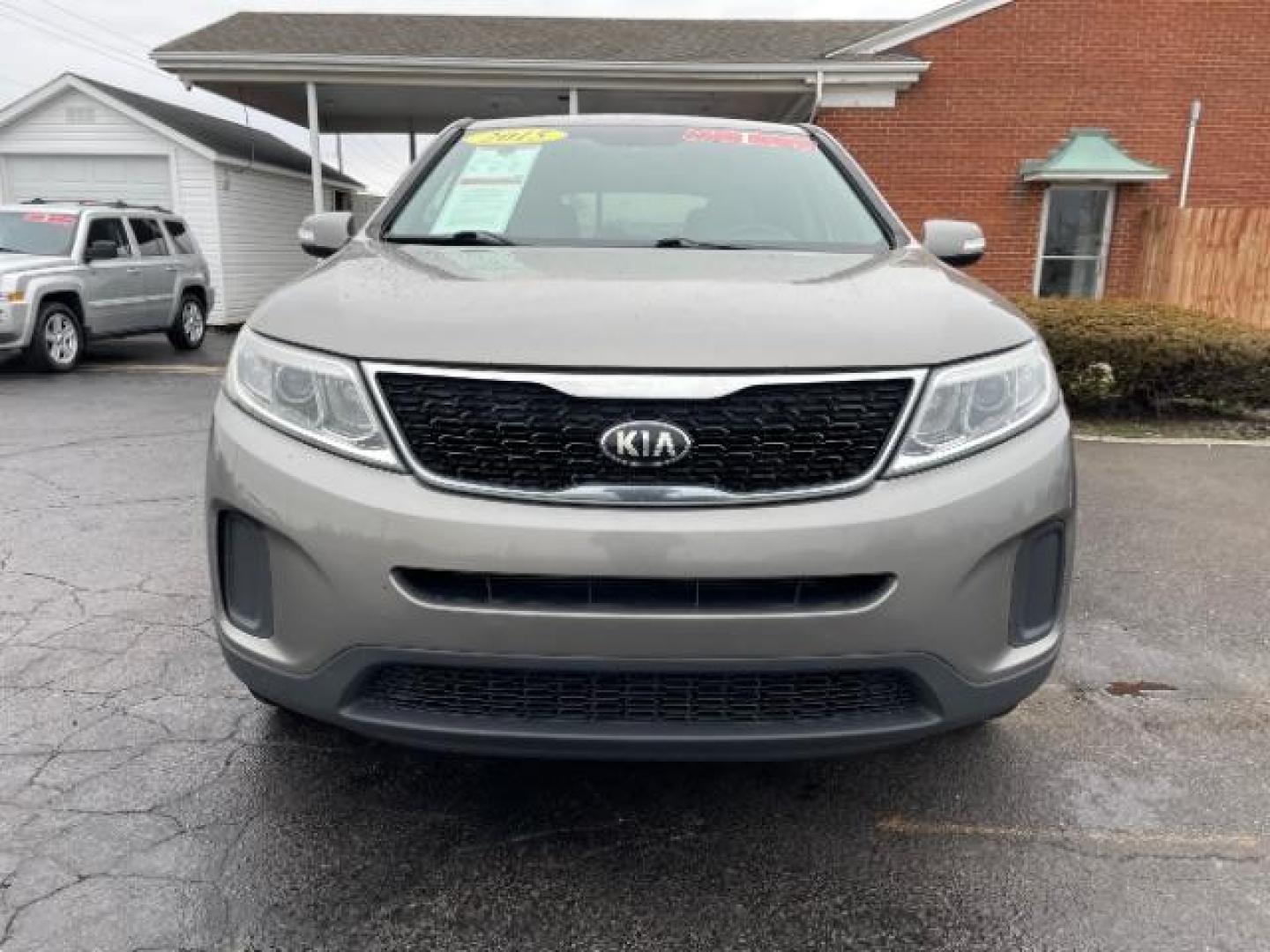 2015 Satin Metal Kia Sorento LX 2WD (5XYKT3A68FG) with an 2.4L L4 DOHC 16V engine, 6-Speed Automatic transmission, located at 1865 W 2nd St., Xenia, OH, 45385, (937) 372-7777, 39.681259, -83.961945 - Photo#4