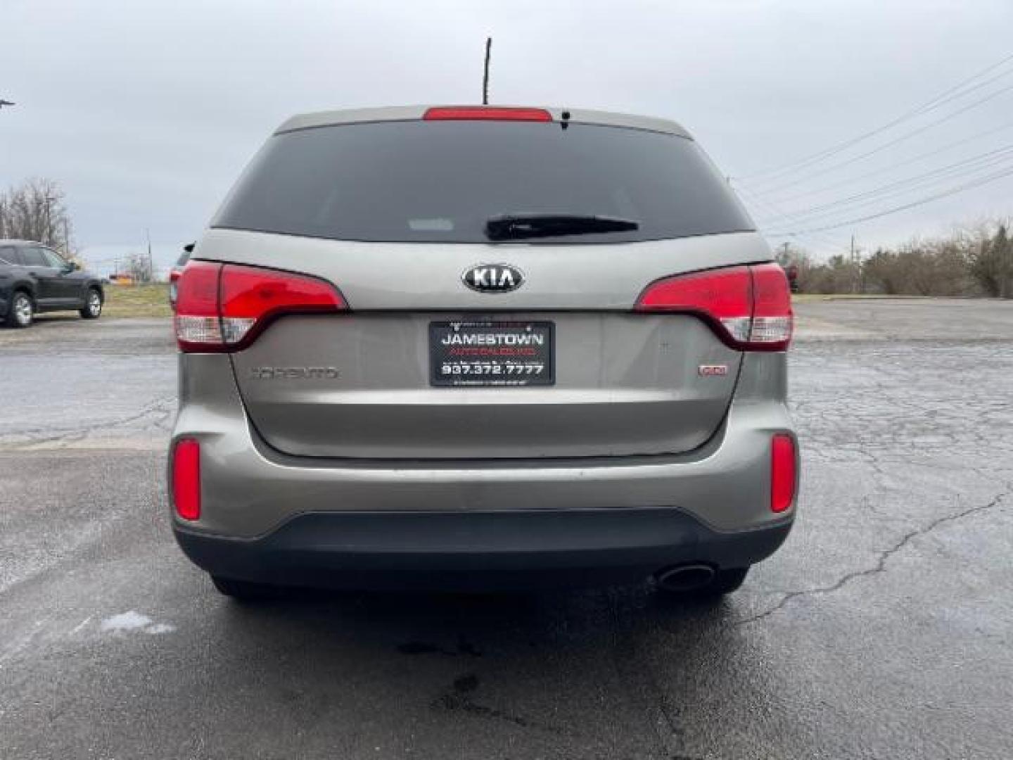 2015 Satin Metal Kia Sorento LX 2WD (5XYKT3A68FG) with an 2.4L L4 DOHC 16V engine, 6-Speed Automatic transmission, located at 1865 W 2nd St., Xenia, OH, 45385, (937) 372-7777, 39.681259, -83.961945 - Photo#5