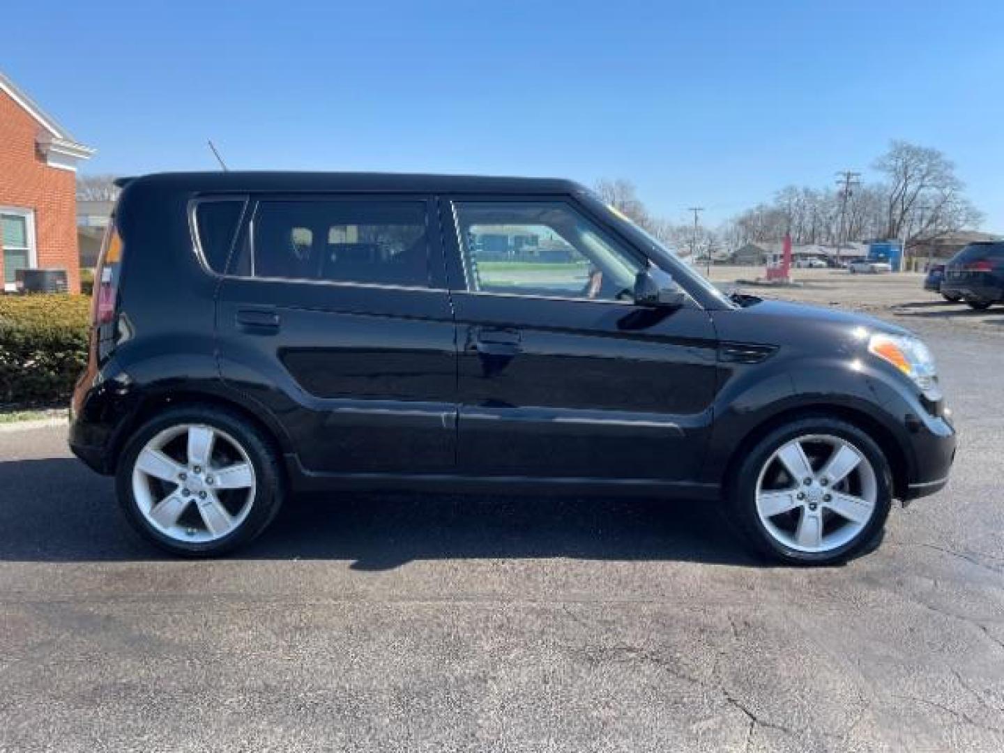 2010 Shadow Metallic Kia Soul Sport (KNDJT2A24A7) with an 2.0L L4 DOHC 16V engine, located at 1865 W 2nd St., Xenia, OH, 45385, (937) 372-7777, 39.681259, -83.961945 - Photo#5