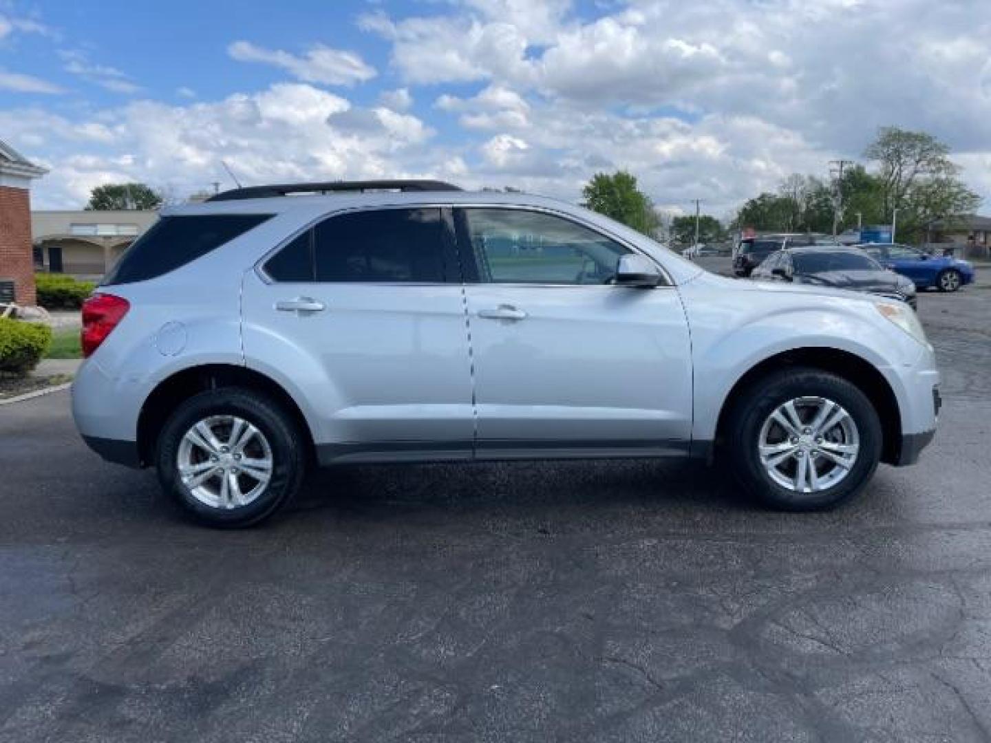 2011 Silver Ice Metallic Chevrolet Equinox 1LT 2WD (2GNALDEC3B1) with an 2.4L L4 DOHC 16V engine, 6-Speed Automatic transmission, located at 1865 W 2nd St., Xenia, OH, 45385, (937) 372-7777, 39.681259, -83.961945 - Photo#3