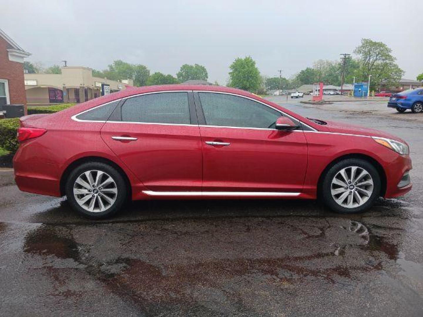 2015 Red Hyundai Sonata Sport (5NPE34AF7FH) with an 2.4L L4 DOHC 16V engine, 6-Speed Automatic transmission, located at 1865 W 2nd St., Xenia, OH, 45385, (937) 372-7777, 39.681259, -83.961945 - Photo#3