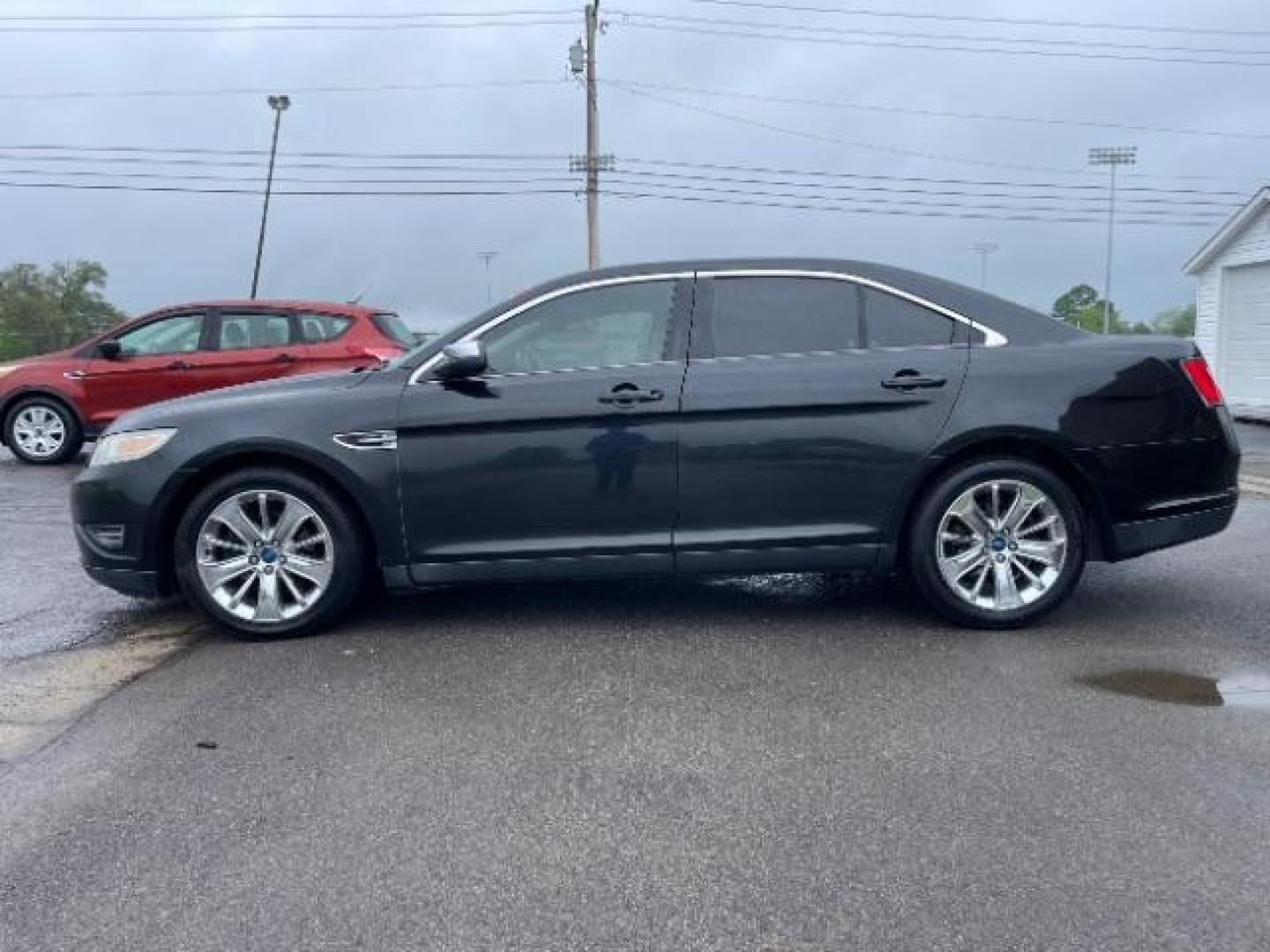 2010 Tuxedo Black Metallic Ford Taurus Limited AWD (1FAHP2JW6AG) with an 3.5L V6 DOHC 24V engine, 6-Speed Automatic transmission, located at 1865 W 2nd St., Xenia, OH, 45385, (937) 372-7777, 39.681259, -83.961945 - Photo#2