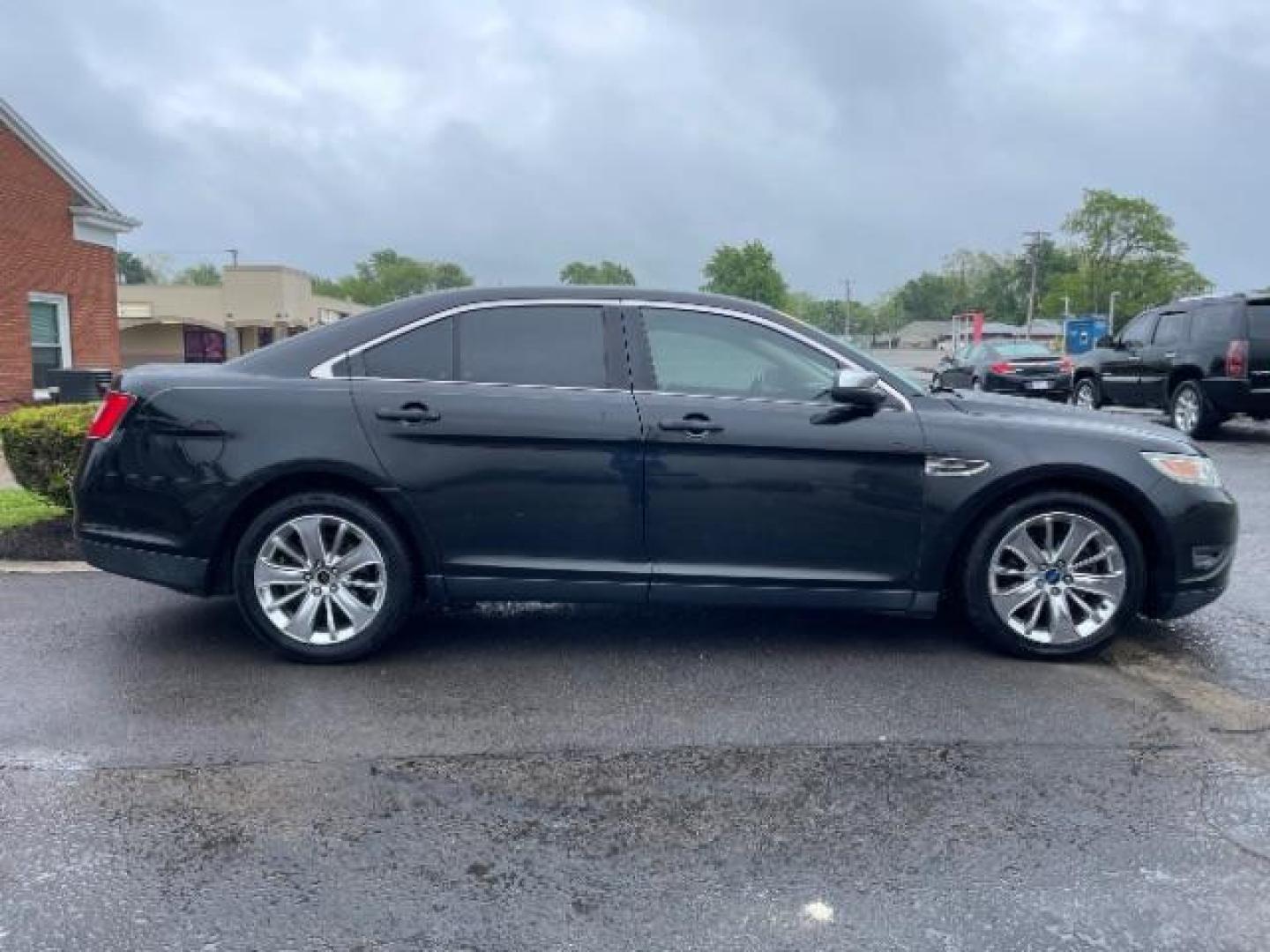 2010 Tuxedo Black Metallic Ford Taurus Limited AWD (1FAHP2JW6AG) with an 3.5L V6 DOHC 24V engine, 6-Speed Automatic transmission, located at 1865 W 2nd St., Xenia, OH, 45385, (937) 372-7777, 39.681259, -83.961945 - Photo#3