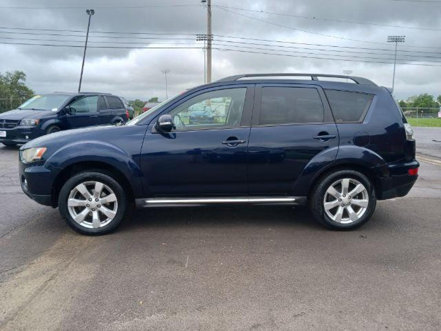 2010 Labrador Black Mitsubishi Outlander SE 4WD (JA4JT4AX1AZ) with an 3.0L V6 SOHC 24V engine, Continuously Variable Transmission transmission, located at 1865 W 2nd St., Xenia, OH, 45385, (937) 372-7777, 39.681259, -83.961945 - Third Row - Photo#2