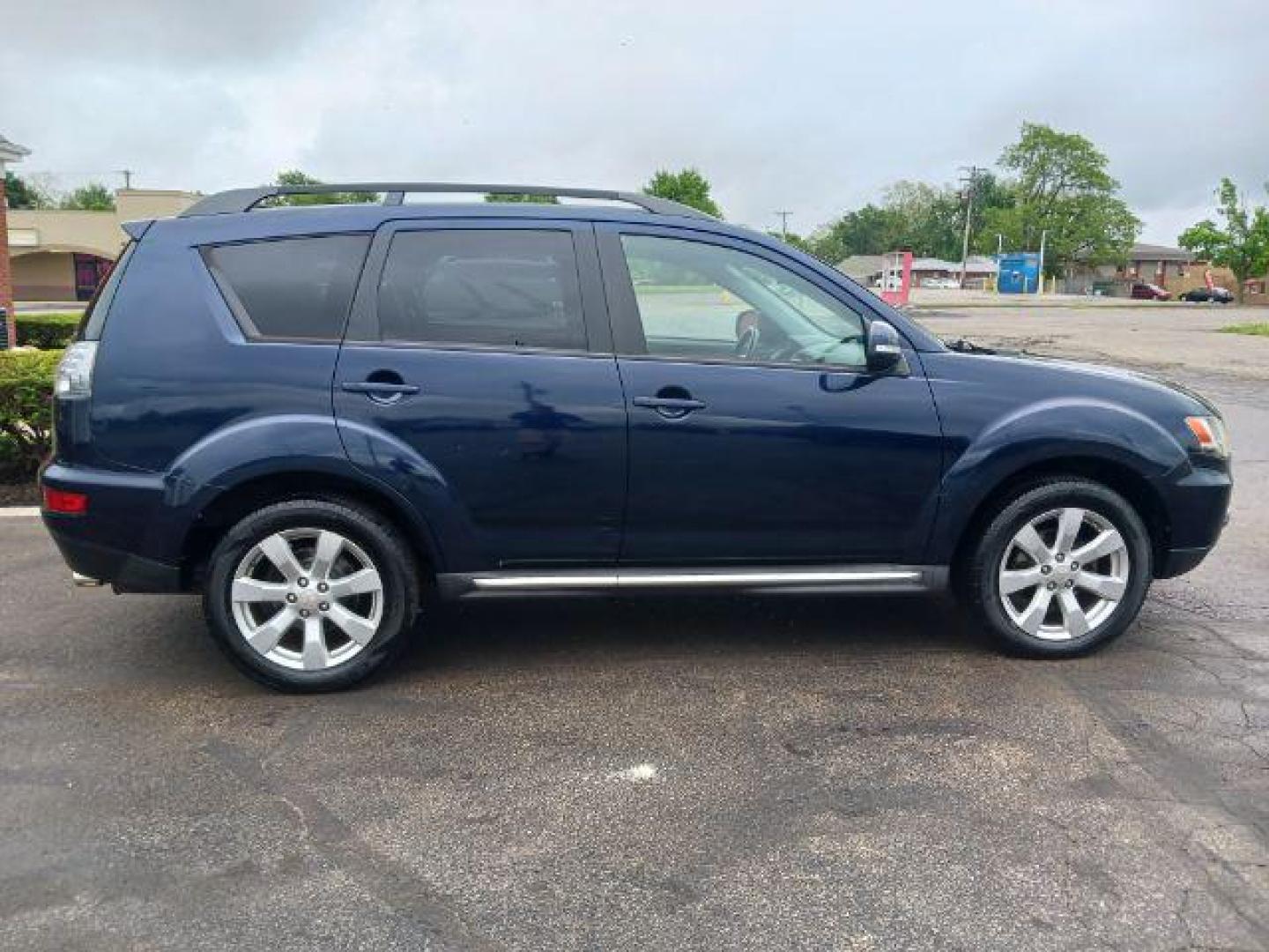 2010 Labrador Black Mitsubishi Outlander SE 4WD (JA4JT4AX1AZ) with an 3.0L V6 SOHC 24V engine, Continuously Variable Transmission transmission, located at 1865 W 2nd St., Xenia, OH, 45385, (937) 372-7777, 39.681259, -83.961945 - Third Row - Photo#3