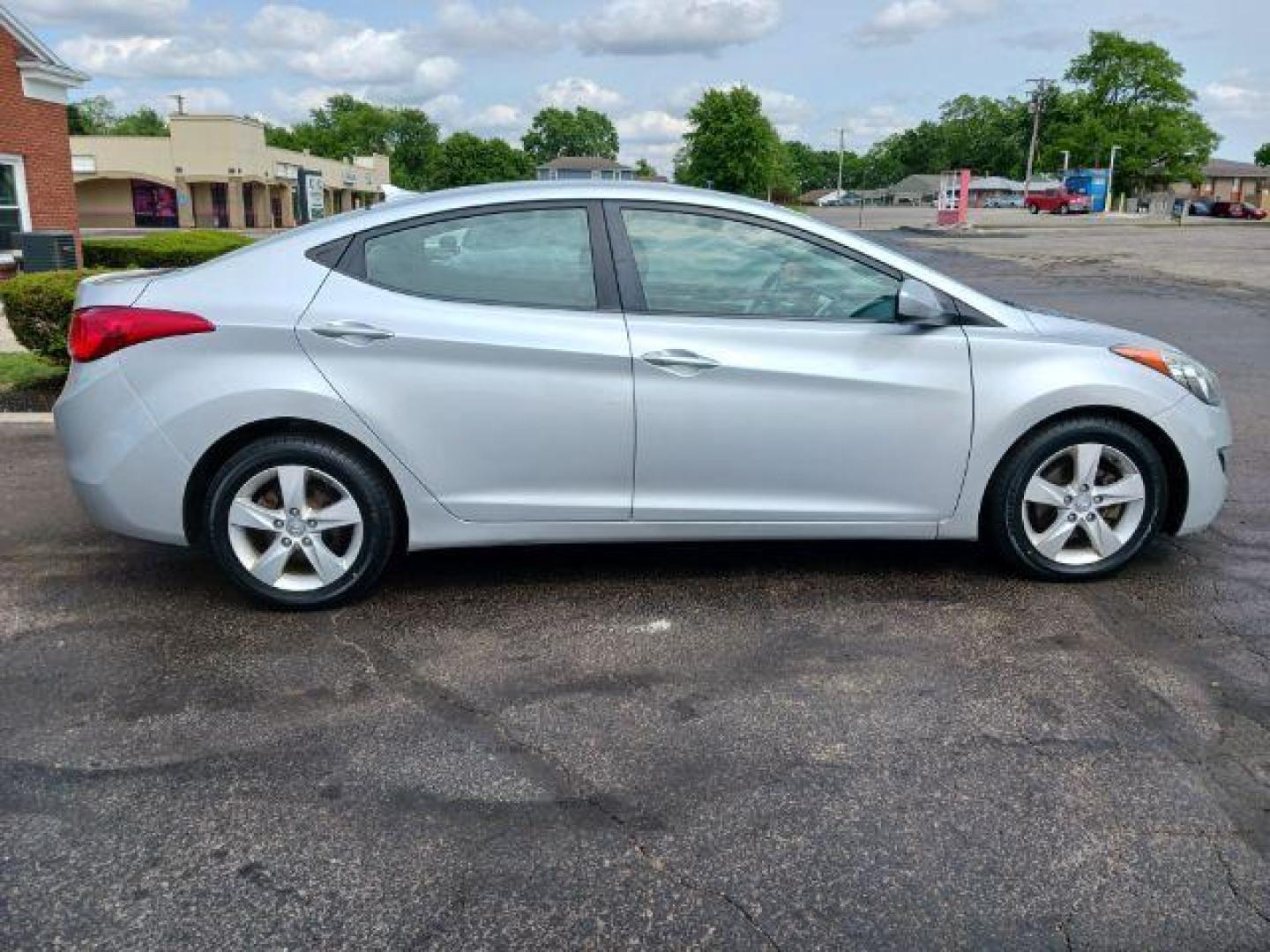 2013 Radiant Silver Metallic Hyundai Elantra GLS A/T (5NPDH4AE2DH) with an 1.8L L4 DOHC 16V engine, 6-Speed Automatic transmission, located at 1865 W 2nd St., Xenia, OH, 45385, (937) 372-7777, 39.681259, -83.961945 - Photo#3