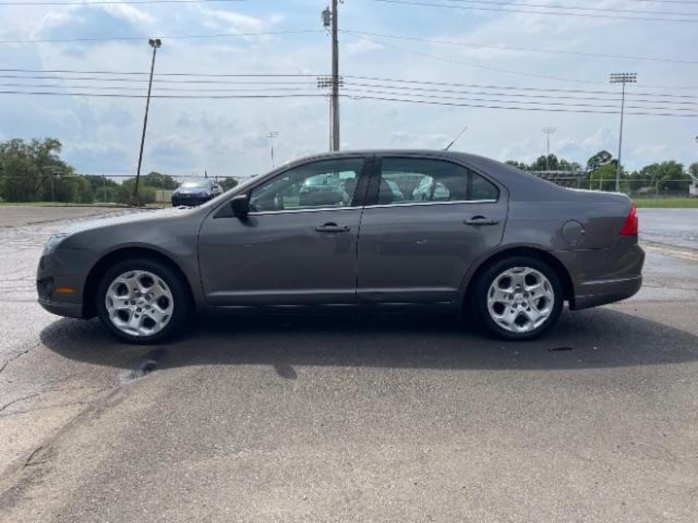 2011 Gray Ford Fusion V6 SE (3FAHP0HG5BR) with an 3.0L V6 DOHC 24V engine, located at 1865 W 2nd St., Xenia, OH, 45385, (937) 372-7777, 39.681259, -83.961945 - Photo#2