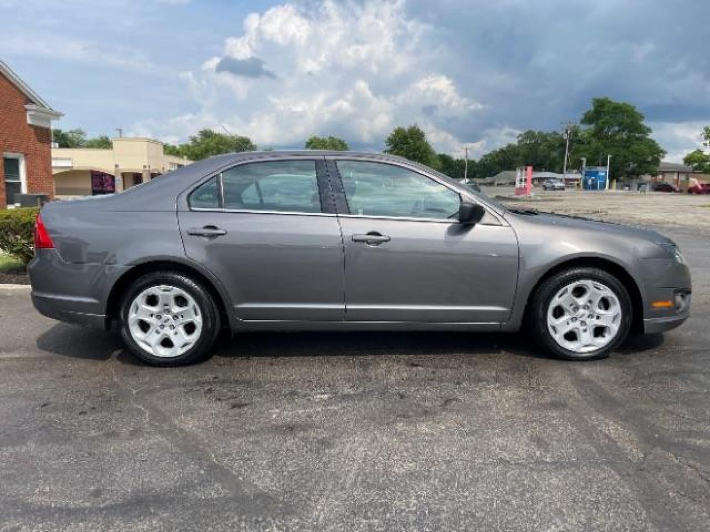 2011 Gray Ford Fusion V6 SE (3FAHP0HG5BR) with an 3.0L V6 DOHC 24V engine, located at 1865 W 2nd St., Xenia, OH, 45385, (937) 372-7777, 39.681259, -83.961945 - Photo#3