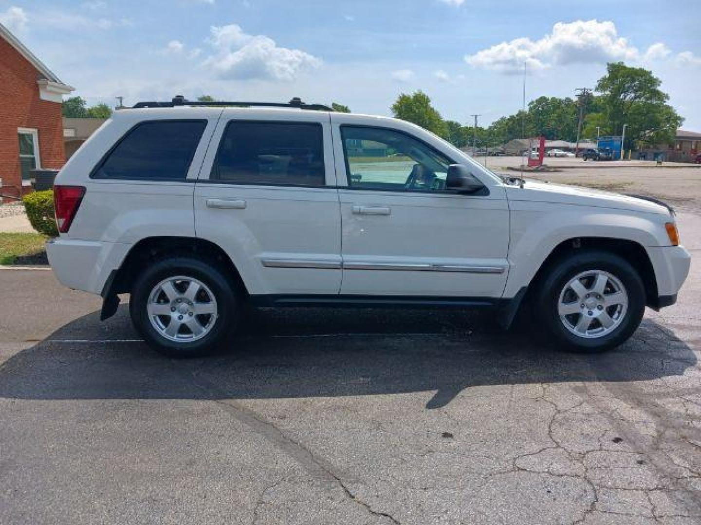 2010 Stone White Jeep Grand Cherokee Laredo 4WD (1J4PR4GK8AC) with an 3.7L V6 SOHC 12V engine, 5-Speed Automatic transmission, located at 1865 W 2nd St., Xenia, OH, 45385, (937) 372-7777, 39.681259, -83.961945 - Photo#3