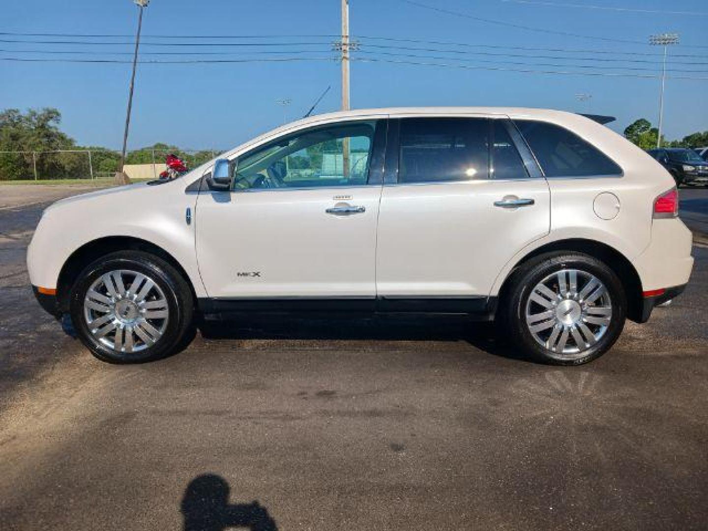 2010 White Platinum Metallic Tri Coat Lincoln MKX FWD (2LMDJ6JC1AB) with an 3.5L V6 DOHC 24V engine, 6-Speed Automatic transmission, located at 1865 W 2nd St., Xenia, OH, 45385, (937) 372-7777, 39.681259, -83.961945 - Photo#2