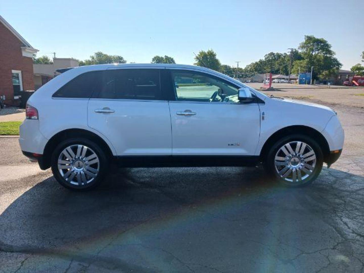 2010 White Platinum Metallic Tri Coat Lincoln MKX FWD (2LMDJ6JC1AB) with an 3.5L V6 DOHC 24V engine, 6-Speed Automatic transmission, located at 1865 W 2nd St., Xenia, OH, 45385, (937) 372-7777, 39.681259, -83.961945 - Photo#3