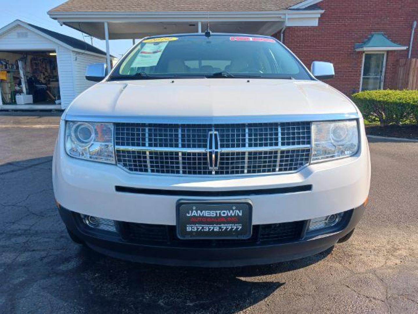 2010 White Platinum Metallic Tri Coat Lincoln MKX FWD (2LMDJ6JC1AB) with an 3.5L V6 DOHC 24V engine, 6-Speed Automatic transmission, located at 1865 W 2nd St., Xenia, OH, 45385, (937) 372-7777, 39.681259, -83.961945 - Photo#4