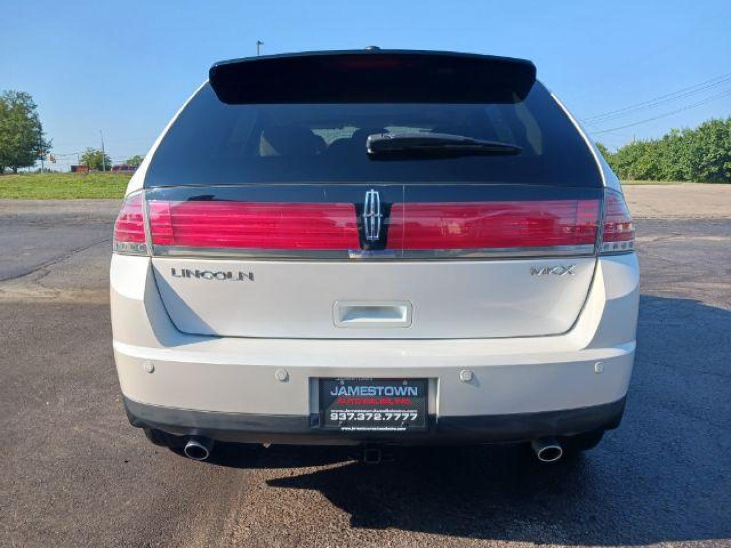 2010 White Platinum Metallic Tri Coat Lincoln MKX FWD (2LMDJ6JC1AB) with an 3.5L V6 DOHC 24V engine, 6-Speed Automatic transmission, located at 1865 W 2nd St., Xenia, OH, 45385, (937) 372-7777, 39.681259, -83.961945 - Photo#5