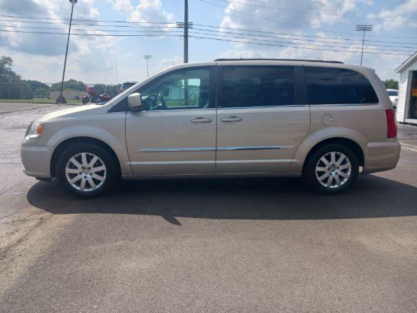 2013 Cashmere Pearl Chrysler Town and Country SPORTS VAN (2C4RC1BG1DR) with an 3.6L V6 DOHC 24V engine, 6-Speed Automatic transmission, located at 1865 W 2nd St., Xenia, OH, 45385, (937) 372-7777, 39.681259, -83.961945 - Photo#2