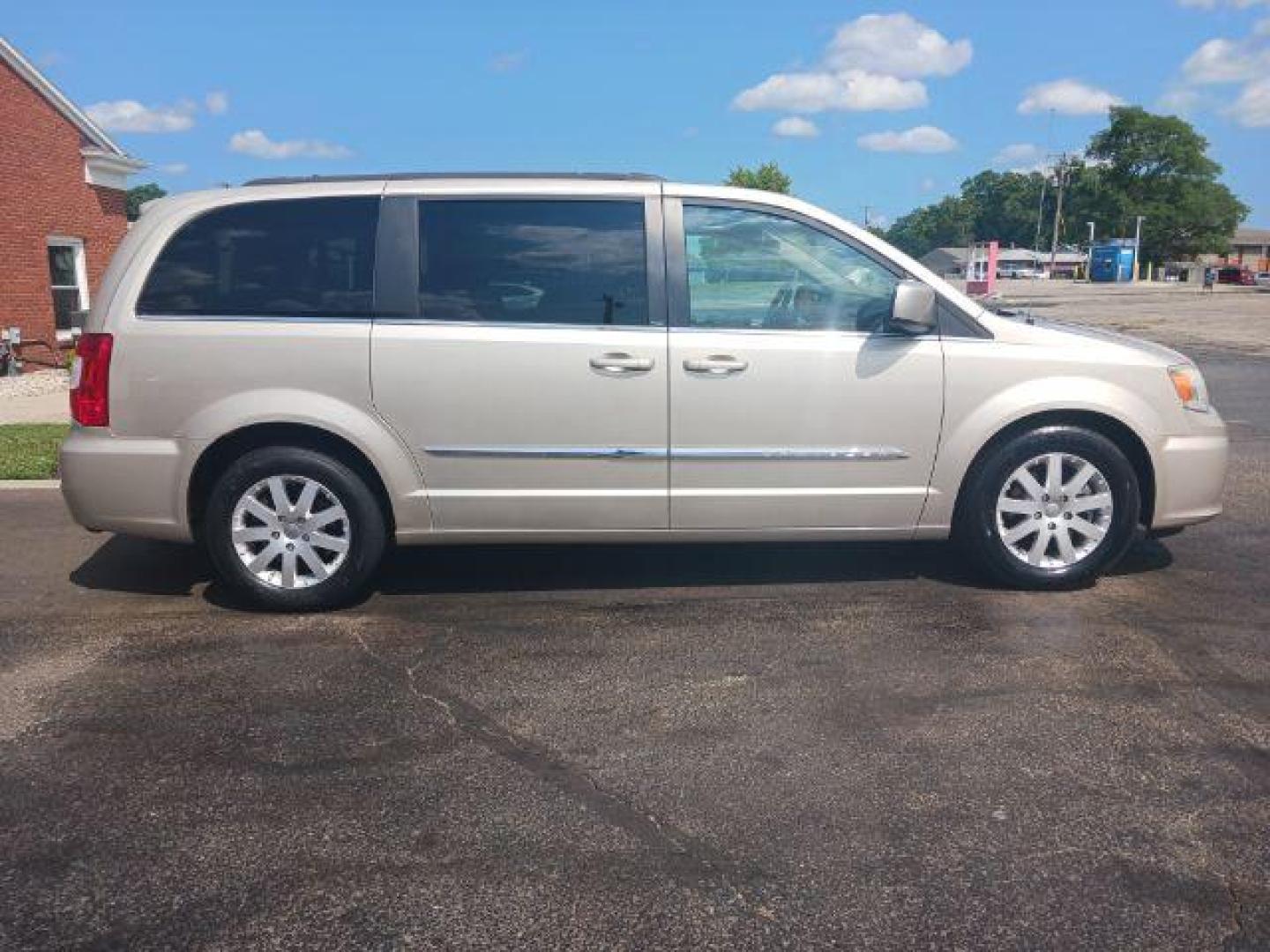 2013 Cashmere Pearl Chrysler Town and Country SPORTS VAN (2C4RC1BG1DR) with an 3.6L V6 DOHC 24V engine, 6-Speed Automatic transmission, located at 1865 W 2nd St., Xenia, OH, 45385, (937) 372-7777, 39.681259, -83.961945 - Photo#3