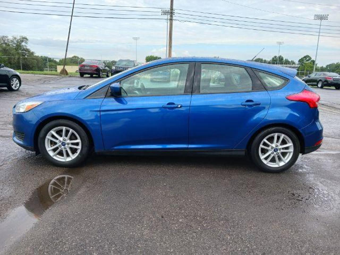 2018 Lightning Blue Metallic Ford Focus SE Hatch (1FADP3K29JL) with an 2.0L L4 DOHC 16V engine, located at 1865 W 2nd St., Xenia, OH, 45385, (937) 372-7777, 39.681259, -83.961945 - Photo#2