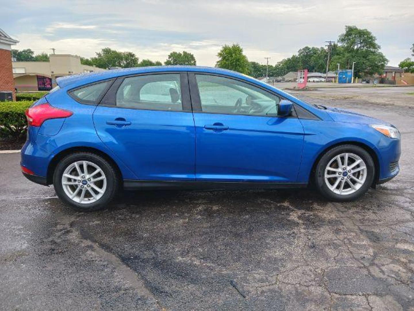 2018 Lightning Blue Metallic Ford Focus SE Hatch (1FADP3K29JL) with an 2.0L L4 DOHC 16V engine, located at 1865 W 2nd St., Xenia, OH, 45385, (937) 372-7777, 39.681259, -83.961945 - Photo#3