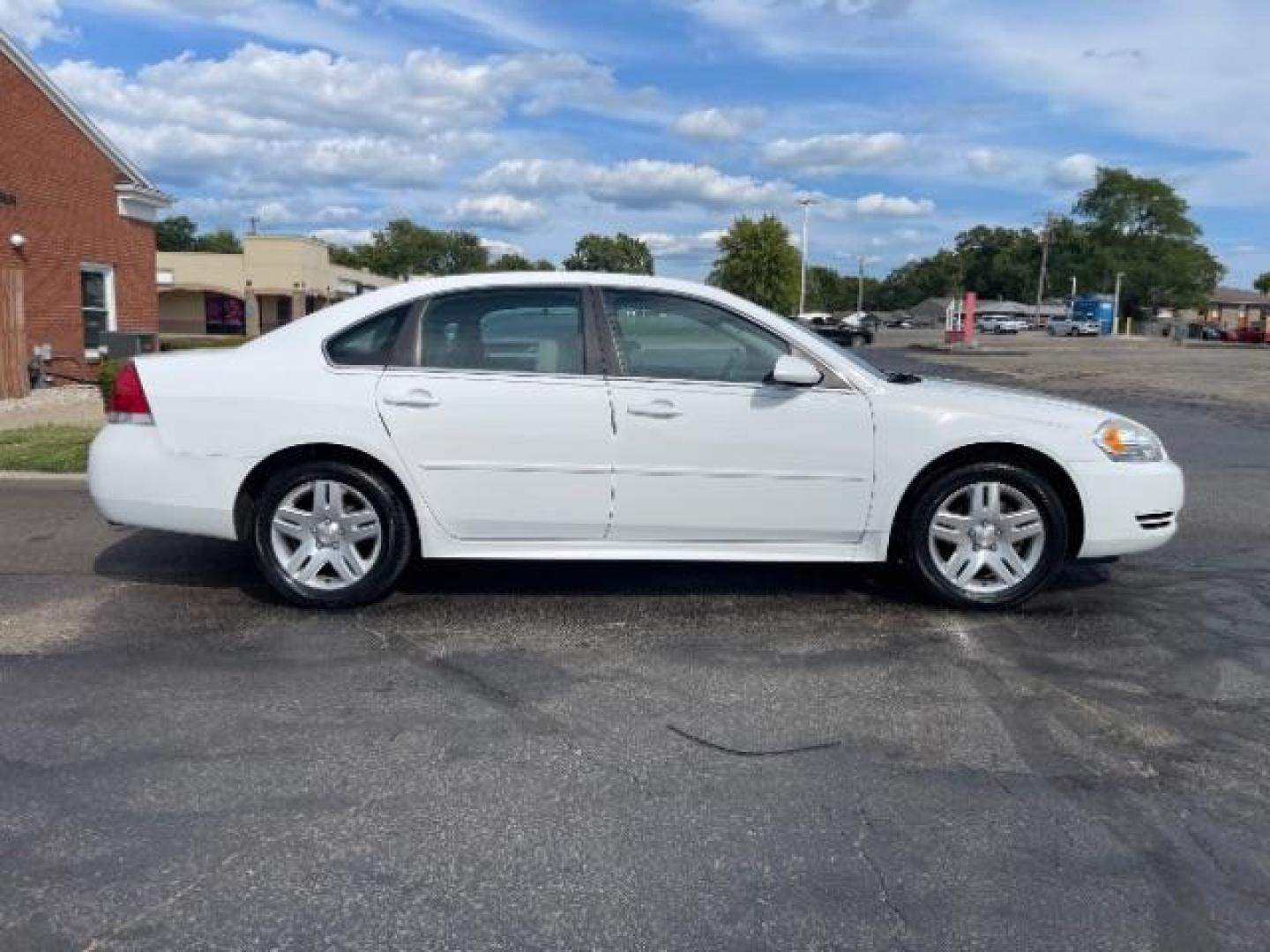 2013 White Chevrolet Impala LT (Fleet) (2G1WG5E3XD1) with an 3.6L V6 DOHC 16V FFV engine, 6-Speed Automatic transmission, located at 1865 W 2nd St., Xenia, OH, 45385, (937) 372-7777, 39.681259, -83.961945 - Photo#4