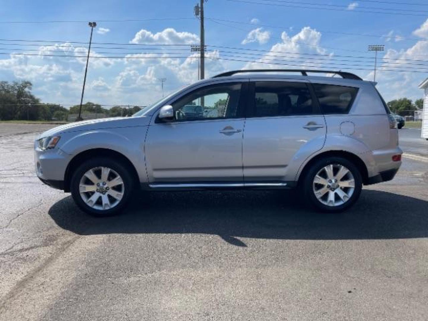 2013 Cool Silver Metallic Mitsubishi Outlander SE AWC (JA4JT3AW3DU) with an 2.4L L4 DOHC 16V engine, 6-Speed Automatic transmission, located at 1865 W 2nd St., Xenia, OH, 45385, (937) 372-7777, 39.681259, -83.961945 - Photo#2