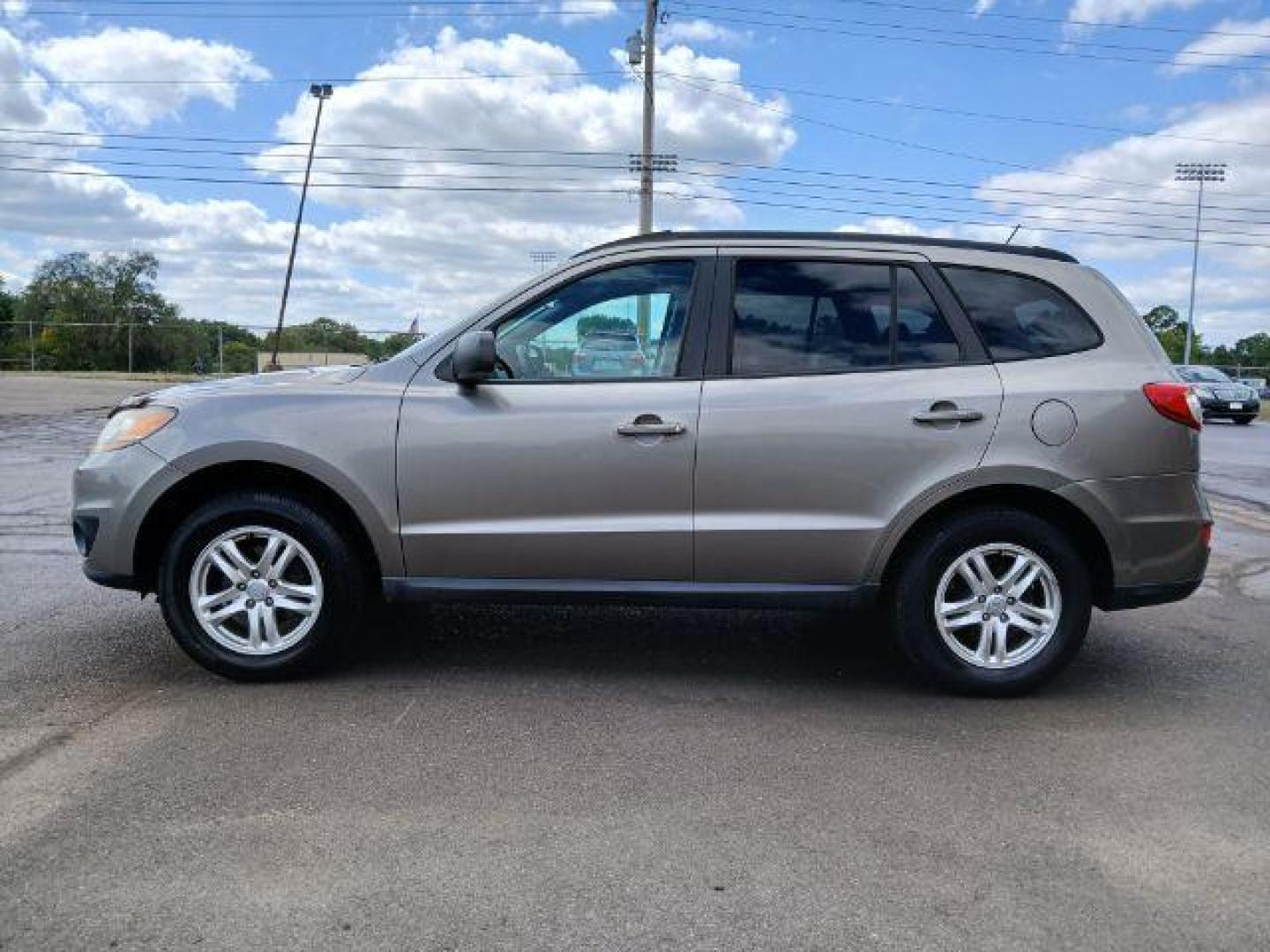 2011 Gray Hyundai Santa Fe GLS 3.5 FWD (5XYZG4AG8BG) with an 3.5L V6 DOHC 24V engine, 6-Speed Automatic transmission, located at 1865 W 2nd St., Xenia, OH, 45385, (937) 372-7777, 39.681259, -83.961945 - Photo#2