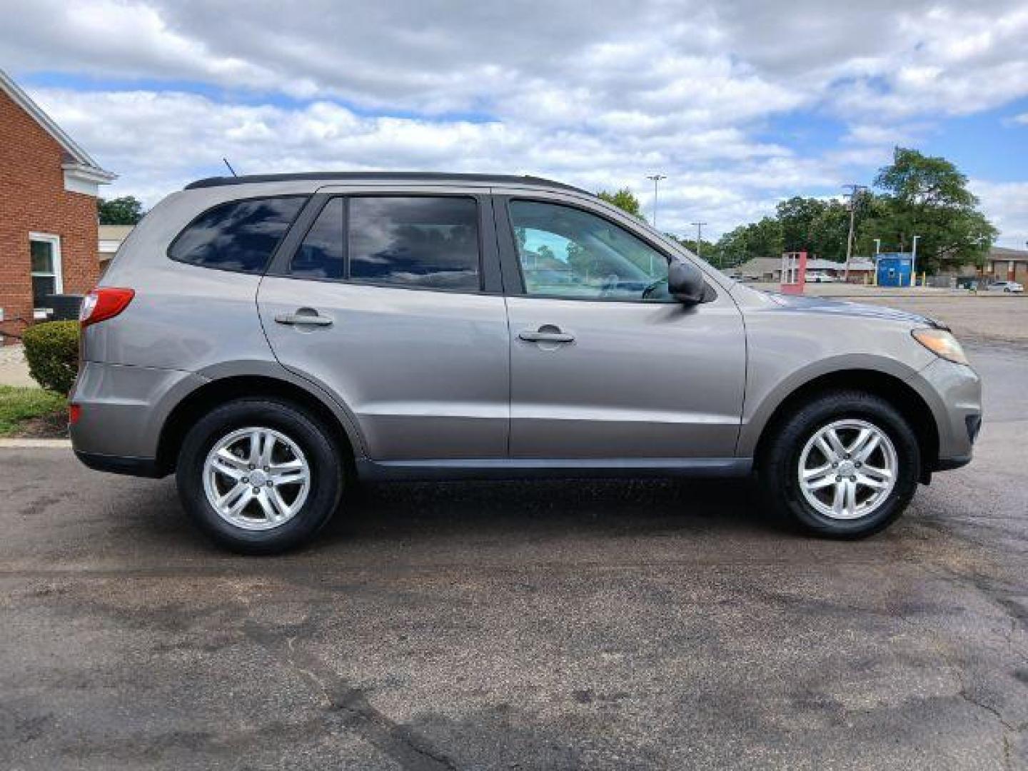 2011 Gray Hyundai Santa Fe GLS 3.5 FWD (5XYZG4AG8BG) with an 3.5L V6 DOHC 24V engine, 6-Speed Automatic transmission, located at 1865 W 2nd St., Xenia, OH, 45385, (937) 372-7777, 39.681259, -83.961945 - Photo#3