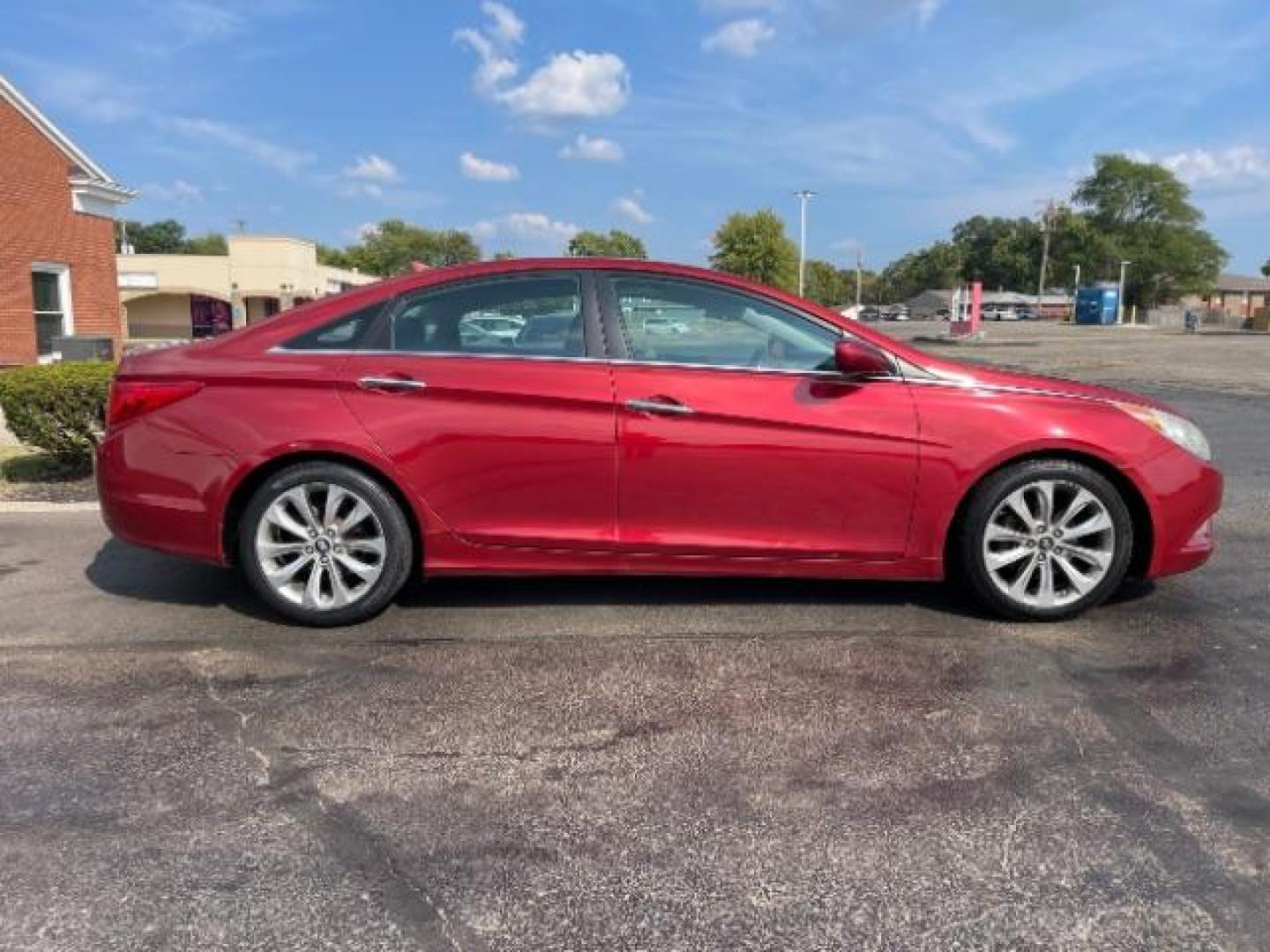 2011 Venetian Red Pearl Hyundai Sonata SE Auto (5NPEC4AC2BH) with an 2.4L L4 DOHC 16V engine, 6-Speed Automatic transmission, located at 1865 W 2nd St., Xenia, OH, 45385, (937) 372-7777, 39.681259, -83.961945 - Photo#3