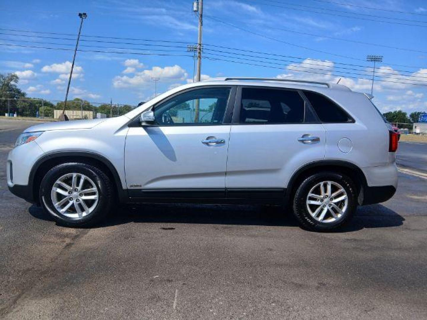 2014 Silver Kia Sorento LX AWD (5XYKTCA69EG) with an 2.4L L4 DOHC 16V engine, 6-Speed Automatic transmission, located at 1865 W 2nd St., Xenia, OH, 45385, (937) 372-7777, 39.681259, -83.961945 - Photo#2