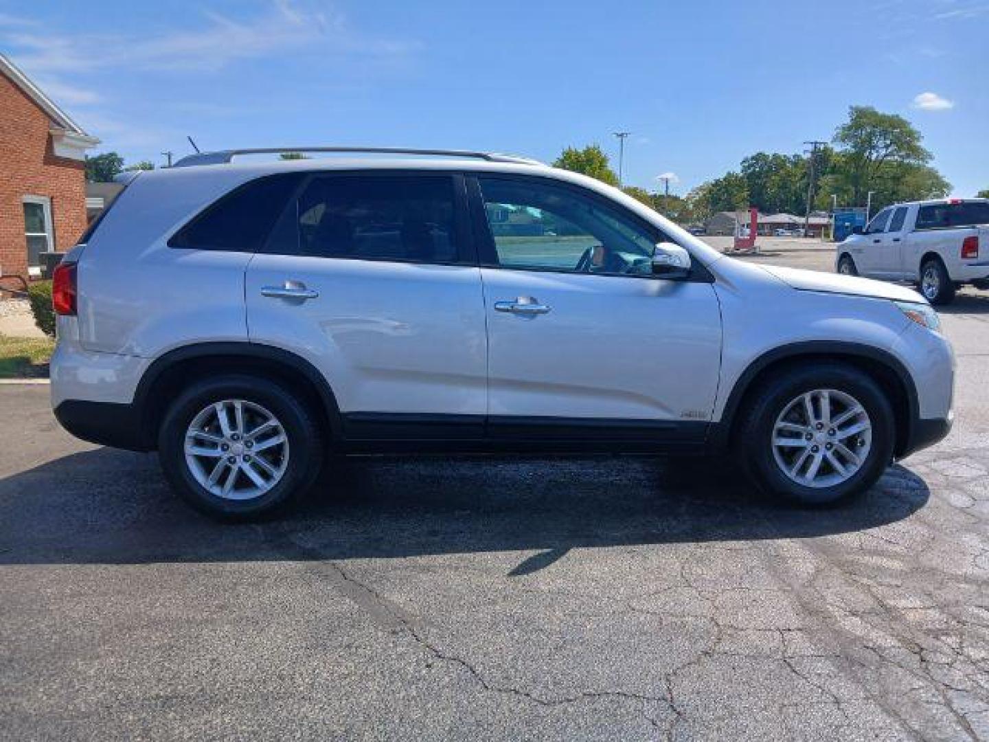 2014 Silver Kia Sorento LX AWD (5XYKTCA69EG) with an 2.4L L4 DOHC 16V engine, 6-Speed Automatic transmission, located at 1865 W 2nd St., Xenia, OH, 45385, (937) 372-7777, 39.681259, -83.961945 - Photo#3