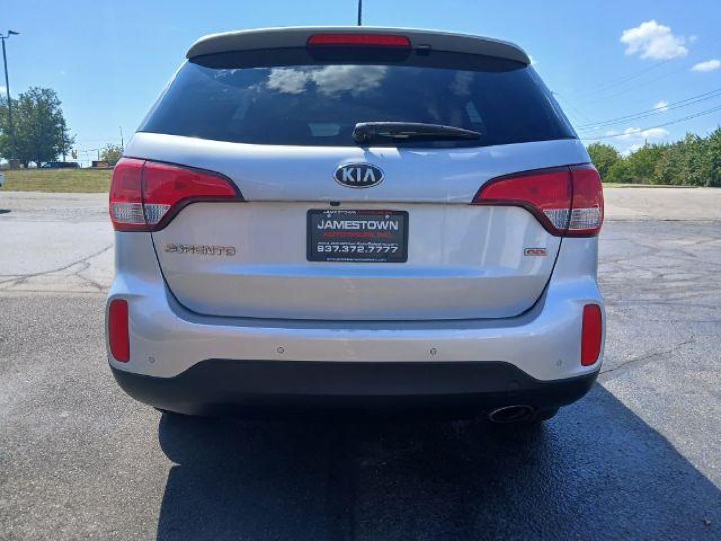 2014 Silver Kia Sorento LX AWD (5XYKTCA69EG) with an 2.4L L4 DOHC 16V engine, 6-Speed Automatic transmission, located at 1865 W 2nd St., Xenia, OH, 45385, (937) 372-7777, 39.681259, -83.961945 - Photo#5