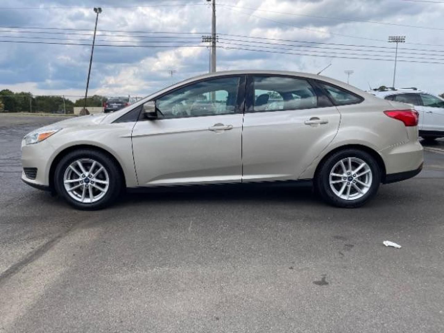 2017 White Gold Ford Focus SE Sedan (1FADP3F21HL) with an 2.0L L4 DOHC 16V engine, located at 1865 W 2nd St., Xenia, OH, 45385, (937) 372-7777, 39.681259, -83.961945 - Photo#4