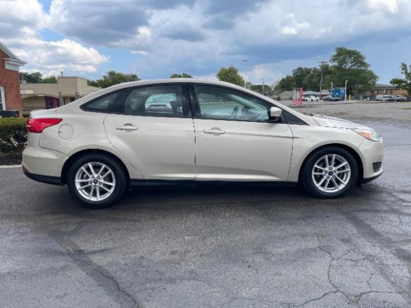 2017 White Gold Ford Focus SE Sedan (1FADP3F21HL) with an 2.0L L4 DOHC 16V engine, located at 1865 W 2nd St., Xenia, OH, 45385, (937) 372-7777, 39.681259, -83.961945 - Photo#5