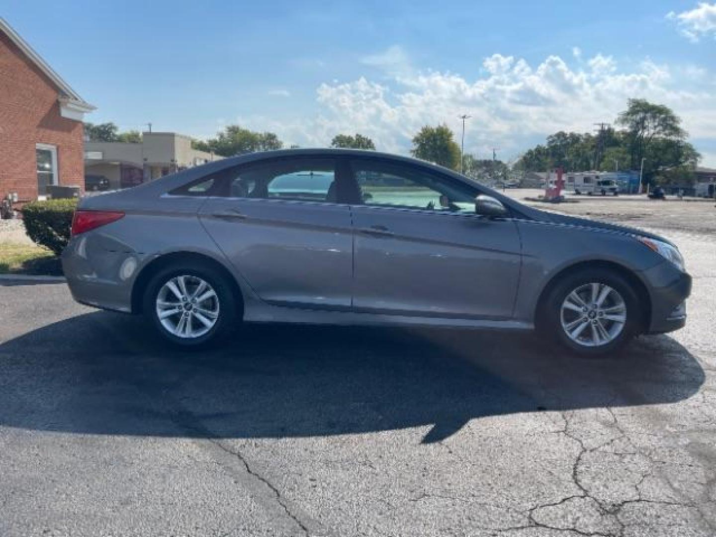 2014 Harbor Gray Metallic Hyundai Sonata GLS (5NPEB4AC1EH) with an 2.4L L4 DOHC 16V engine, 6-Speed Automatic transmission, located at 1865 W 2nd St., Xenia, OH, 45385, (937) 372-7777, 39.681259, -83.961945 - Photo#3