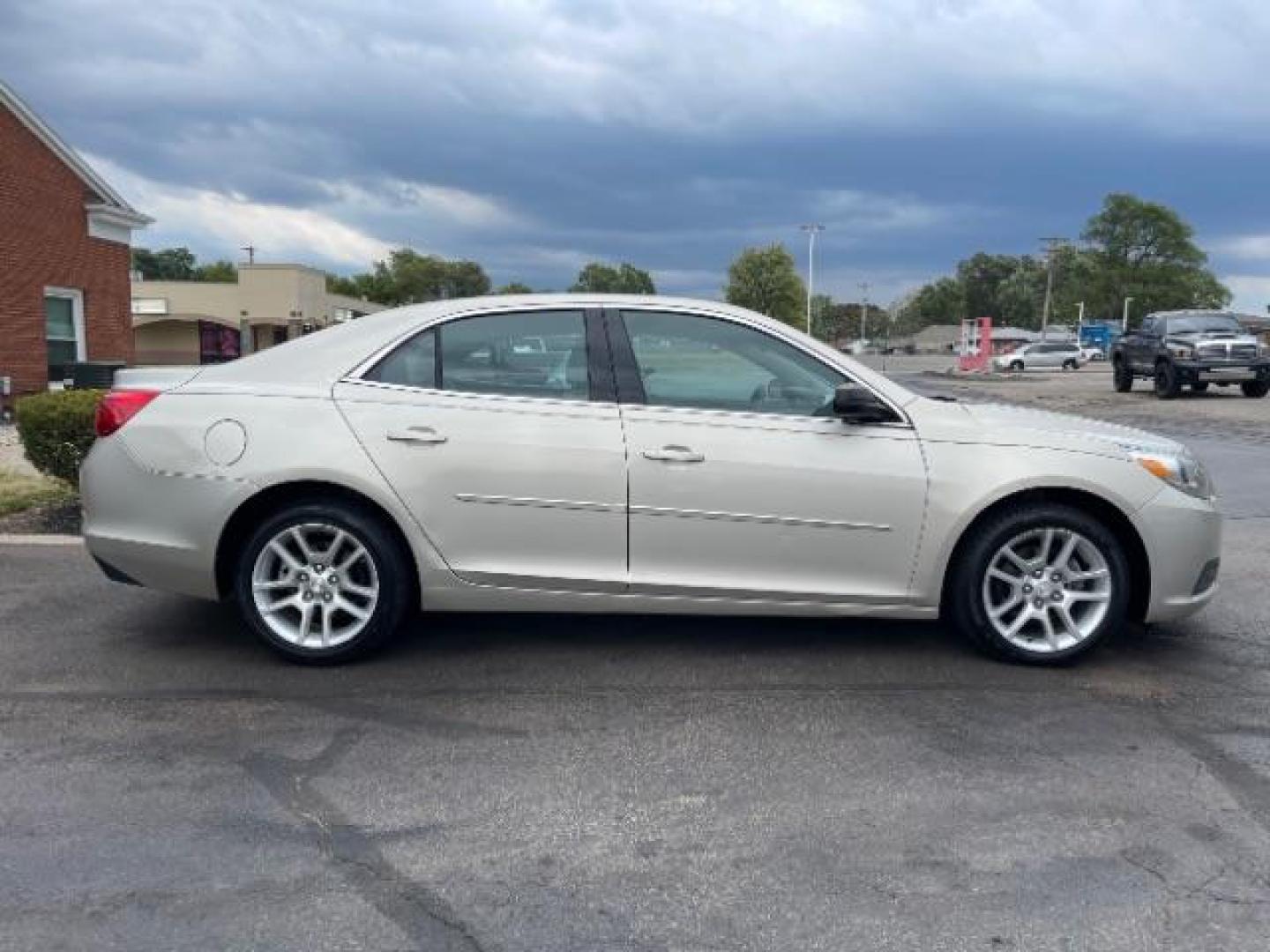 2013 Champagne Silver Metallic Chevrolet Malibu LS (1G11B5SA9DF) with an 2.5L L4 DOHC 16V engine, 6-Speed Automatic transmission, located at 1865 W 2nd St., Xenia, OH, 45385, (937) 372-7777, 39.681259, -83.961945 - Photo#5