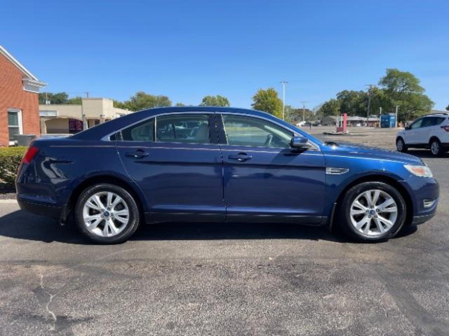 2012 Dark Blue Pearl Ford Taurus SEL FWD (1FAHP2EW4CG) with an 3.5L V6 DOHC 24V engine, 6-Speed Automatic transmission, located at 1865 W 2nd St., Xenia, OH, 45385, (937) 372-7777, 39.681259, -83.961945 - Photo#3