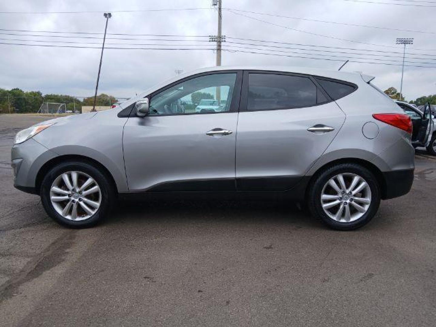 2013 Graphite Gray Metallic Hyundai Tucson Limited 2WD (KM8JU3ACXDU) with an 2.4L L4 DOHC 16V engine, 6-Speed Automatic transmission, located at 1865 W 2nd St., Xenia, OH, 45385, (937) 372-7777, 39.681259, -83.961945 - Photo#2