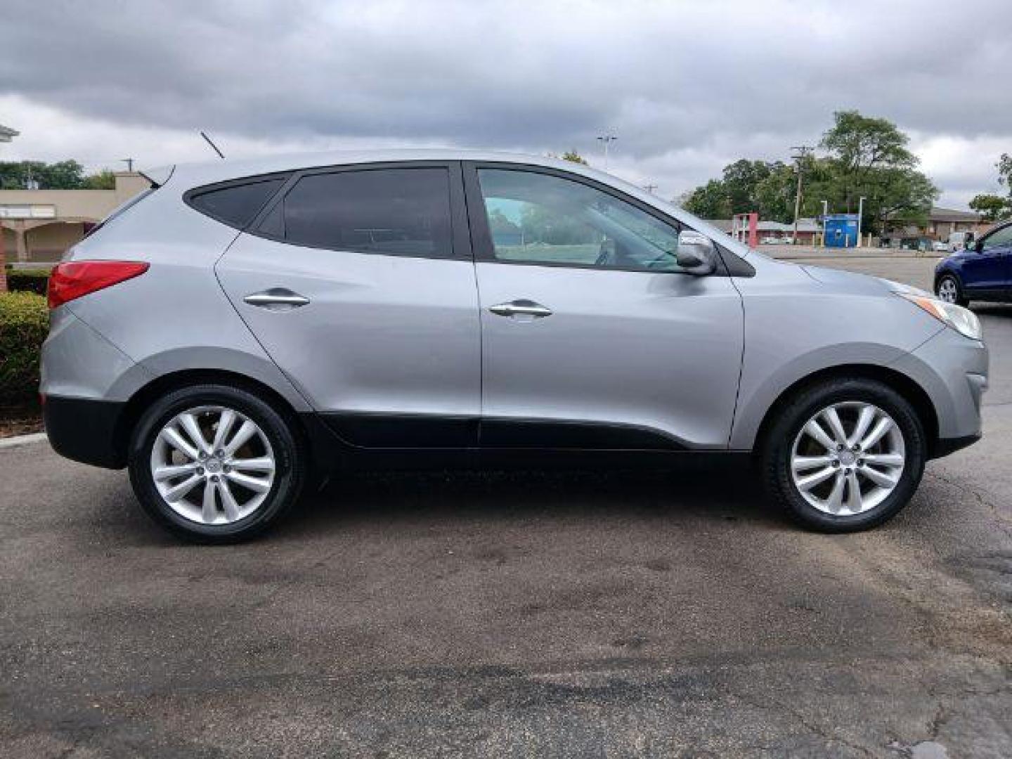 2013 Graphite Gray Metallic Hyundai Tucson Limited 2WD (KM8JU3ACXDU) with an 2.4L L4 DOHC 16V engine, 6-Speed Automatic transmission, located at 1865 W 2nd St., Xenia, OH, 45385, (937) 372-7777, 39.681259, -83.961945 - Photo#3