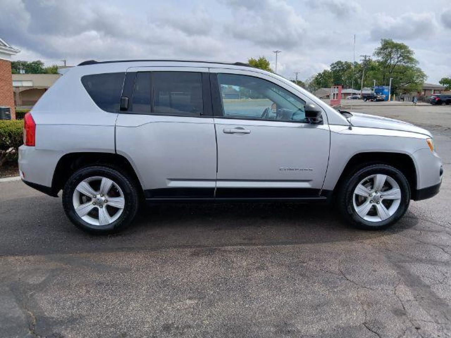 2011 Silver Jeep Compass Sport 4WD (1J4NF1FB8BD) with an 2.4L L4 DOHC 16V engine, located at 1865 W 2nd St., Xenia, OH, 45385, (937) 372-7777, 39.681259, -83.961945 - Photo#3