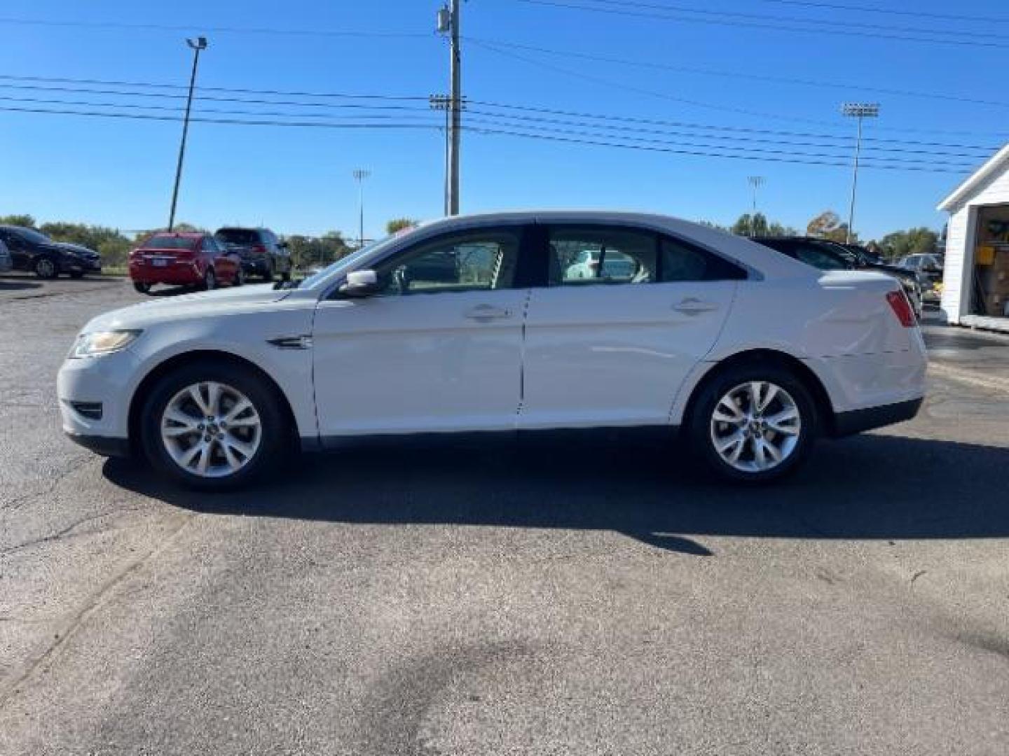 2011 White Suede Ford Taurus SEL FWD (1FAHP2EW5BG) with an 3.5L V6 DOHC 24V engine, 6-Speed Automatic transmission, located at 1865 W 2nd St., Xenia, OH, 45385, (937) 372-7777, 39.681259, -83.961945 - Photo#2