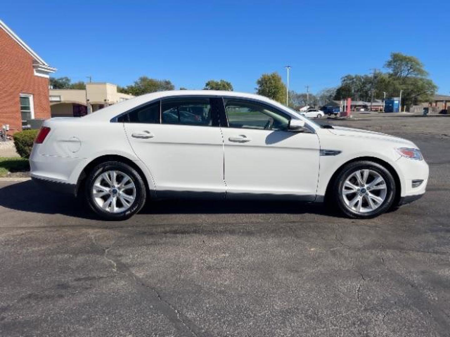 2011 White Suede Ford Taurus SEL FWD (1FAHP2EW5BG) with an 3.5L V6 DOHC 24V engine, 6-Speed Automatic transmission, located at 1865 W 2nd St., Xenia, OH, 45385, (937) 372-7777, 39.681259, -83.961945 - Photo#3