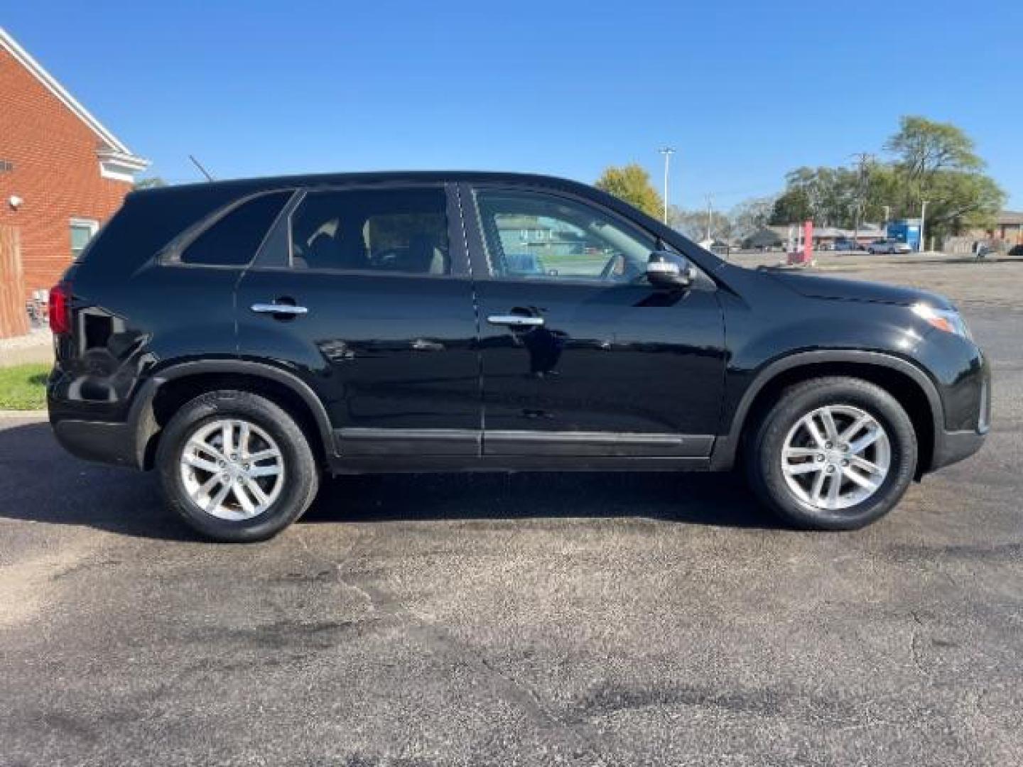 2014 Black Kia Sorento LX 2WD (5XYKT3A65EG) with an 2.4L L4 DOHC 16V engine, 6-Speed Automatic transmission, located at 1865 W 2nd St., Xenia, OH, 45385, (937) 372-7777, 39.681259, -83.961945 - Photo#3