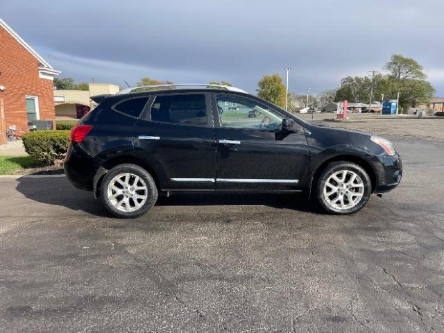 2013 Super Black Nissan Rogue S AWD (JN8AS5MV6DW) with an 2.5L L4 DOHC 16V engine, Continuously Variable Transmission transmission, located at 1865 W 2nd St., Xenia, OH, 45385, (937) 372-7777, 39.681259, -83.961945 - Photo#5