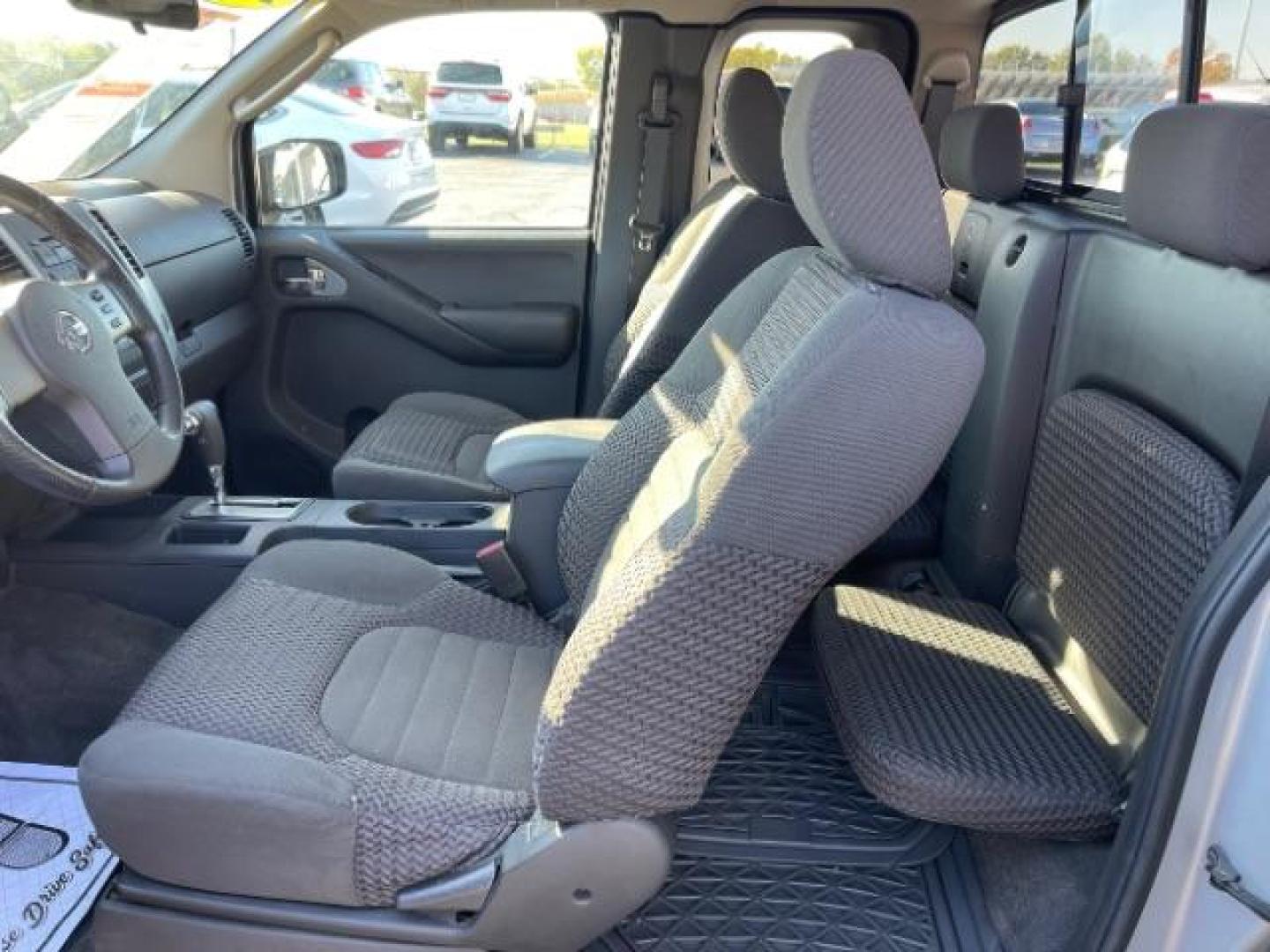 2010 Radiant Silver Metallic Nissan Frontier LE King Cab 4WD (1N6AD0CW5AC) with an 4.0L V6 DOHC 24V engine, 5-Speed Automatic transmission, located at 1865 W 2nd St., Xenia, OH, 45385, (937) 372-7777, 39.681259, -83.961945 - Photo#9