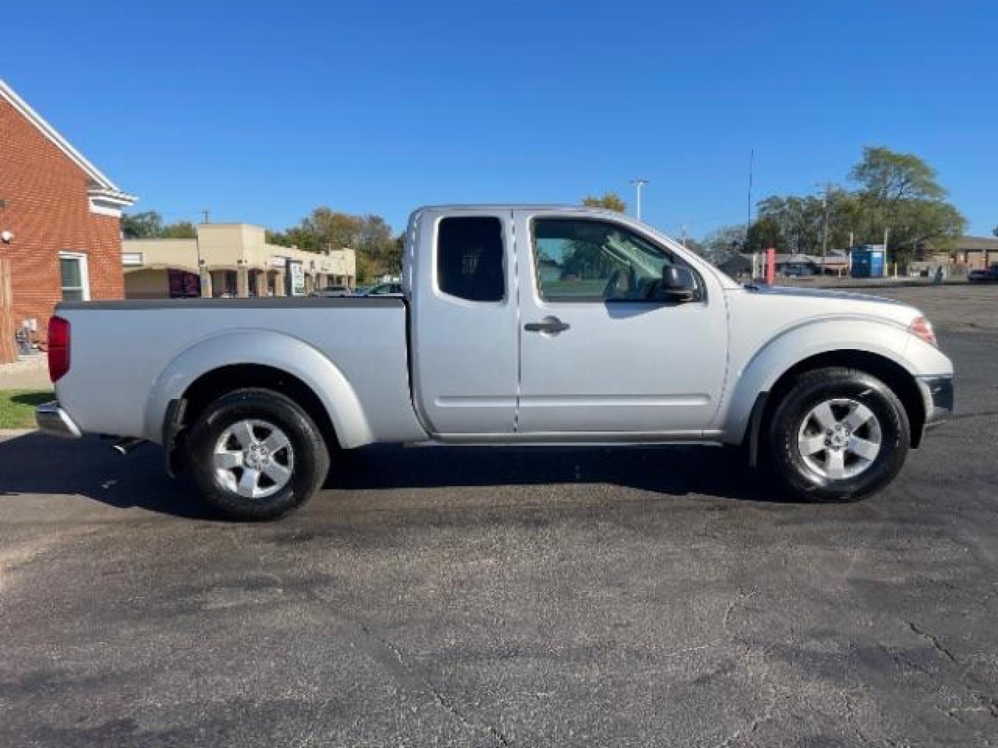 2010 Radiant Silver Metallic Nissan Frontier LE King Cab 4WD (1N6AD0CW5AC) with an 4.0L V6 DOHC 24V engine, 5-Speed Automatic transmission, located at 1865 W 2nd St., Xenia, OH, 45385, (937) 372-7777, 39.681259, -83.961945 - Photo#2