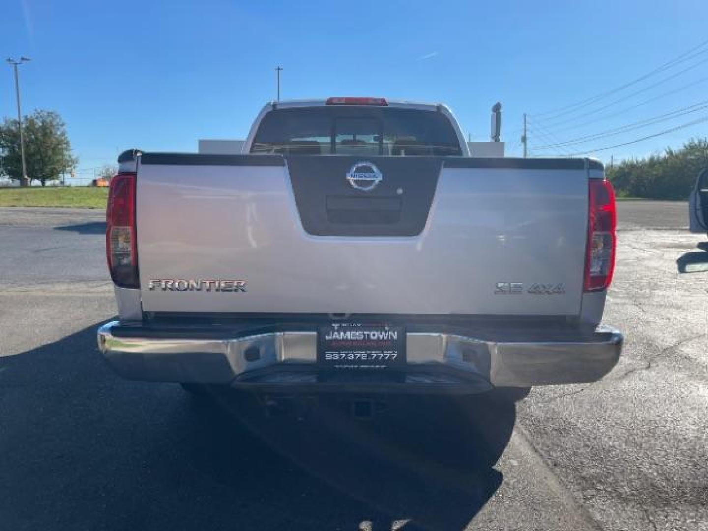 2010 Radiant Silver Metallic Nissan Frontier LE King Cab 4WD (1N6AD0CW5AC) with an 4.0L V6 DOHC 24V engine, 5-Speed Automatic transmission, located at 1865 W 2nd St., Xenia, OH, 45385, (937) 372-7777, 39.681259, -83.961945 - Photo#5