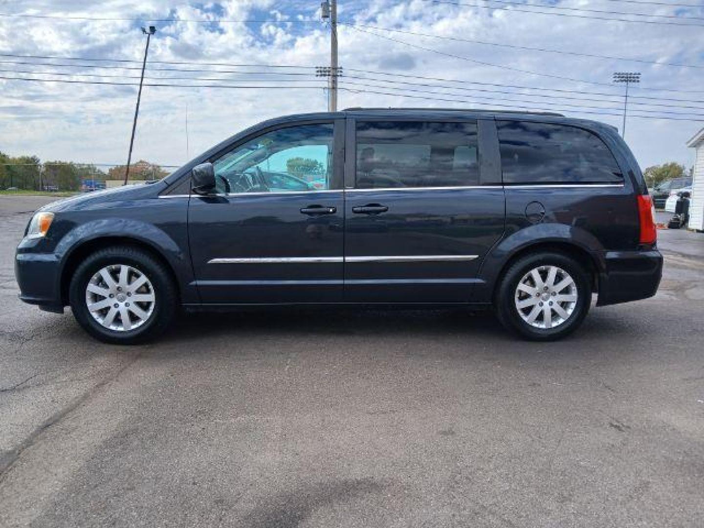 2014 Maximum Steel Metallic CC Chrysler Town and Country Touring (2C4RC1BG1ER) with an 3.6L V6 DOHC 24V engine, 6-Speed Automatic transmission, located at 1865 W 2nd St., Xenia, OH, 45385, (937) 372-7777, 39.681259, -83.961945 - Photo#2