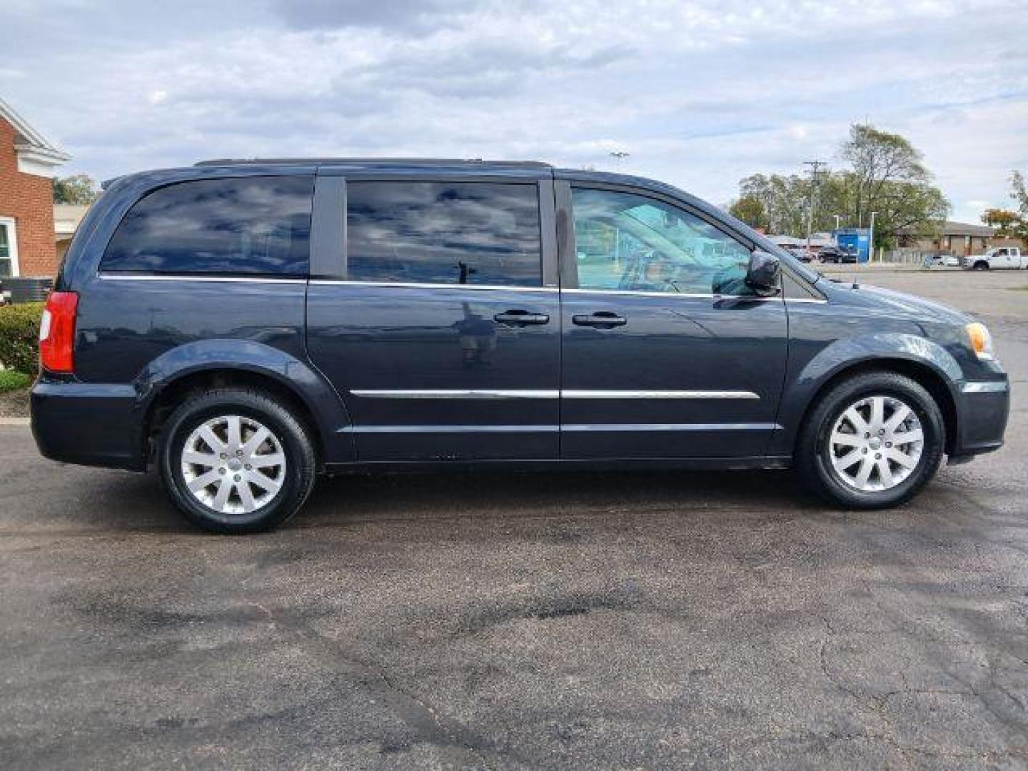 2014 Maximum Steel Metallic CC Chrysler Town and Country Touring (2C4RC1BG1ER) with an 3.6L V6 DOHC 24V engine, 6-Speed Automatic transmission, located at 1865 W 2nd St., Xenia, OH, 45385, (937) 372-7777, 39.681259, -83.961945 - Photo#3