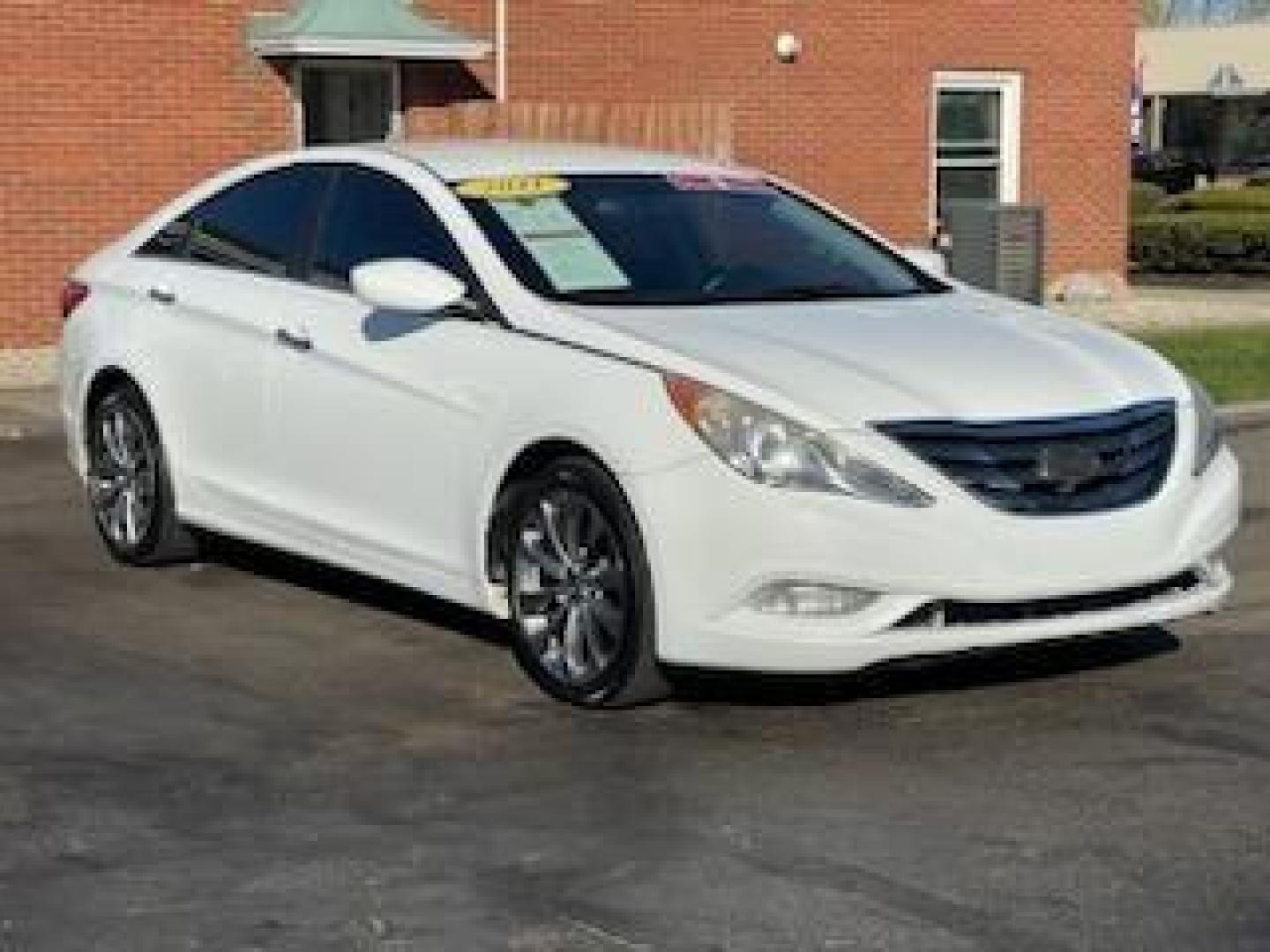 2011 Pearl White Hyundai Sonata SE Auto (5NPEC4AC5BH) with an 2.4L L4 DOHC 16V engine, 6-Speed Automatic transmission, located at 1865 W 2nd St., Xenia, OH, 45385, (937) 372-7777, 39.681259, -83.961945 - Photo#0