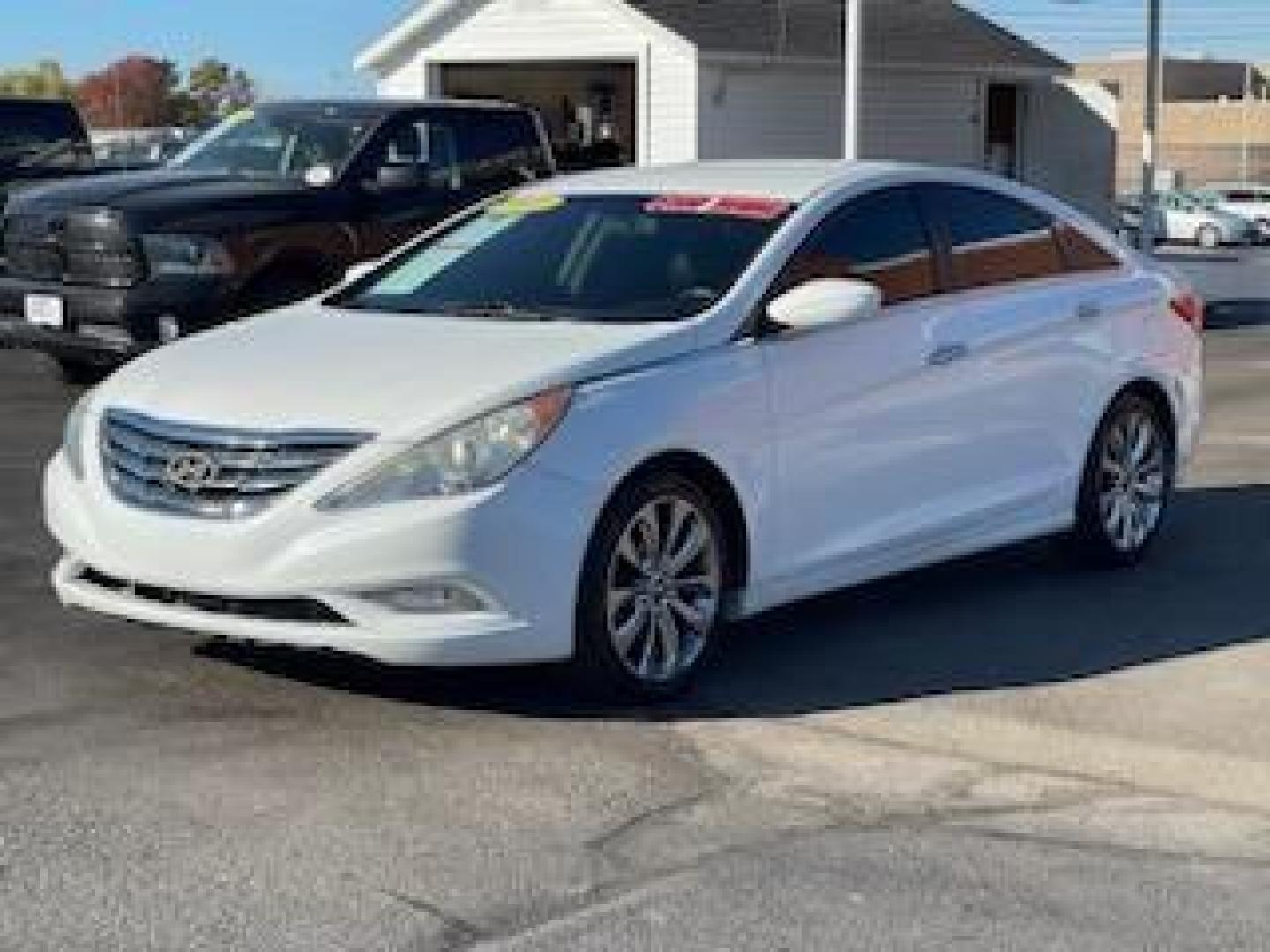 2011 Pearl White Hyundai Sonata SE Auto (5NPEC4AC5BH) with an 2.4L L4 DOHC 16V engine, 6-Speed Automatic transmission, located at 1865 W 2nd St., Xenia, OH, 45385, (937) 372-7777, 39.681259, -83.961945 - Photo#1