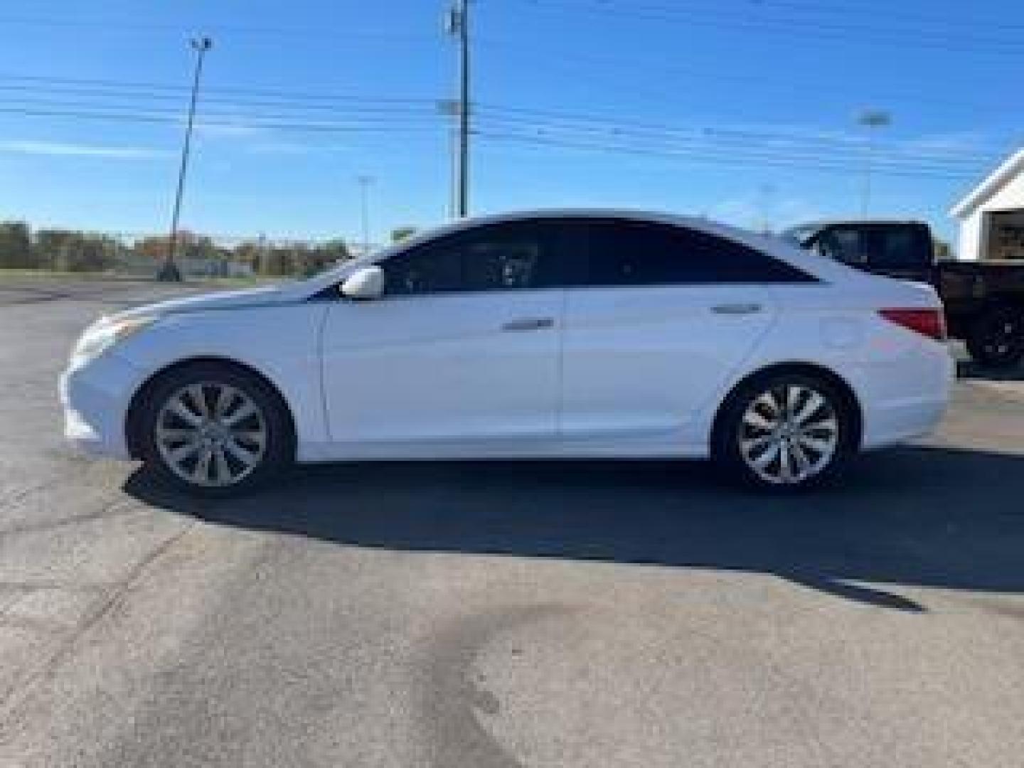 2011 Pearl White Hyundai Sonata SE Auto (5NPEC4AC5BH) with an 2.4L L4 DOHC 16V engine, 6-Speed Automatic transmission, located at 1865 W 2nd St., Xenia, OH, 45385, (937) 372-7777, 39.681259, -83.961945 - Photo#2