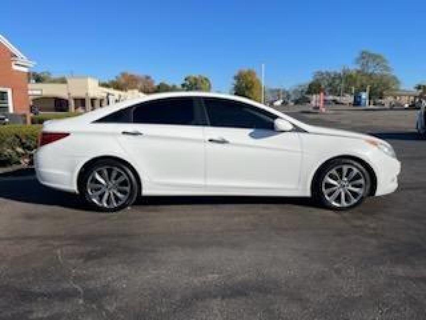 2011 Pearl White Hyundai Sonata SE Auto (5NPEC4AC5BH) with an 2.4L L4 DOHC 16V engine, 6-Speed Automatic transmission, located at 1865 W 2nd St., Xenia, OH, 45385, (937) 372-7777, 39.681259, -83.961945 - Photo#3